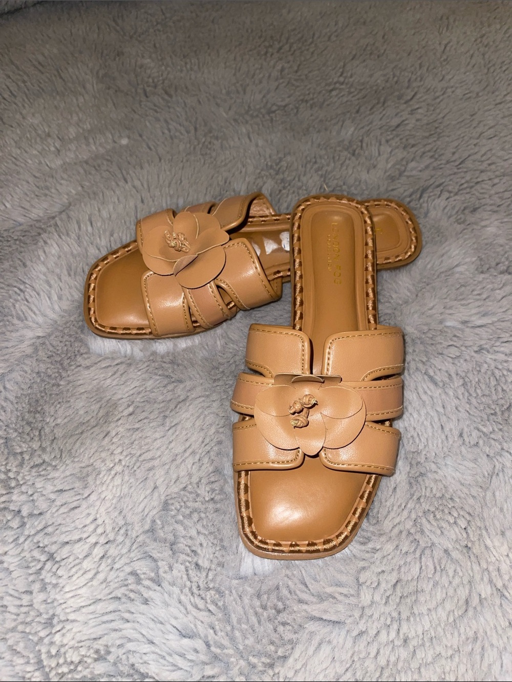 London Fog Camel Floral Slide Sandals Summer Pool